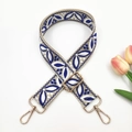 Détail de la bandoulière brodée bleue avec mousquetons dorés et décor de tulipes - Style 13-Beige & Bleu Roi