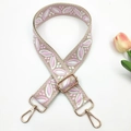 Détail d'une bandoulière brodée ajustable avec fleurs roses et boucles en métal doré - Style 16-Beige & Rose Pêche
