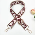 Détail de broderie florale ethnique sur une large bandoulière réglable rouge vin - Style 18-Beige & Bordeaux