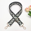 Détail de la bandoulière jacquard bohème avec broderie de feuilles vertes et fermoirs dorés - Style 23-Noir & Vert Haricot