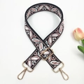 Gros plan de la sangle jacquard ethnique avec mousquetons dorés et motifs floraux - Style 24-Noir & Rose
