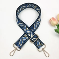 Détail du motif géométrique jacquard sur la bandoulière large avec boucles dorées - Style 28-Noir & Bleu Lac