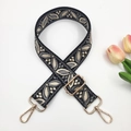 Détail d'une bandoulière large en jacquard à motif de feuilles avec mousquetons dorés - Style 30-Noir & Gris Foncé