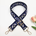 Détail de la bandoulière jacquard ethnique brodée avec des mousquetons en métal doré - Style 31-Noir & Bleu Roi