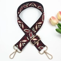 Détail de la bandoulière ethnique tissée avec crochets dorés et boucle réglable - Style 32-Noir & Bordeaux