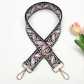 Détail de la bandoulière brodée jacquard floral avec mousquetons en métal doré - Style 33-Noir & Rose Pêche