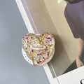 Dettaglio del supporto telefono a cuore glitterato con placca handmade e base stellata - Stile Cuore con Paillettes Magnetiche No.4