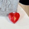 Makroaufnahme einer roten 3D-Herz-Handyhalterung mit Kristallstruktur auf dem Tisch - Magnetic / Laser Ankara Rot