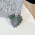 Makroaufnahme der 3D-Herz-Handyhalterung mit schillerndem Farbverlauf und Facettierung - Magnetic / Irisierendes Schwarz