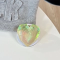Nahaufnahme einer 3D-Herz-Handyhalterung mit Farbverlauf aus Harz und Facettenschliff - Magnetic / Phantomgelb