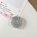 Detailopname van zilveren glitter telefoonhouder met een spiegelend beerontwerp - Kleurrijke Berenspiegel Nr. 16