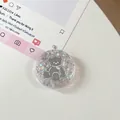 Detailopname van ronde hars telefoonhouder met glitters, sterren en een grijze berenprint - Kleurrijke Berenspiegel Nr. 14