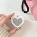 Gros plan d'un support de téléphone blanc en forme de cœur avec miroir et fini nacré - Blanc
