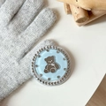 Dettaglio del supporto per telefono orsetto blu con strass su sfondo di guanto - Blu (Specchio Orso Dopamine / Zirconia Bianca)