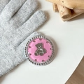 Dettaglio del supporto per telefono orso con strass su sfondo in maglia calda - Rosa Scuro (Specchio Orso Dopamine / Zirconia Bianca)