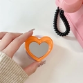 Détail du support de téléphone en cœur avec miroir et cadre orange en main - Orange