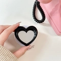 Gros plan du support de téléphone en forme de cœur avec miroir tenu à la main - Noir