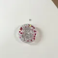 Macro-opname van ronde hars telefoonhouder met zilveren beer en roze glitterbloemen - Kleurrijke Berenspiegel Nr. 7