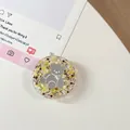 Detailweergave van een ronde beer telefoonhouder met sprankelende gele glitters binnen - Kleurrijke Berenspiegel Nr. 10