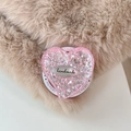 Dettaglio macro del supporto per telefono a cuore glitter rosa con scritta handmade - Stile Cuore Magnetico / Rosa