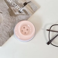 Dettaglio ravvicinato di un supporto per telefono rosa a forma di bottone in ceramica - Bottone grande magnetico / Tinta unita cristallo-Rosa