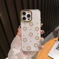 Detalle de funda iPhone con purpurina, flores en 3D y anillo protector dorado - Anillo De Oro - Resina Epoxi Con Purpurina - Cuentas De Oro Y Flores Caladas De Oro / iPhone 17 Pro Max