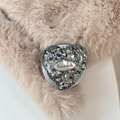 Dettaglio del supporto per telefono a cuore con paillettes e targhetta handmade - Stile Cuore Magnetico / Nero