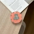 Detailansicht der runden rosa Bären-Handyhalterung mit glitzernden Strasssteinen aus Harz - Transparenter Ständer - Gelee Bär Spiegel - Orange