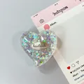 Dettaglio del supporto per telefono a forma di cuore con glitter e targhetta handmade - Stile 14