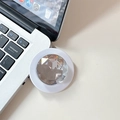 Macro-opname van een witte telefoonhouder met een sprankelende facetgeslepen diamanten top - Wit