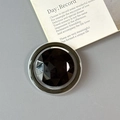 Vista dettagliata del supporto per telefono con gemma nera sfaccettata e base acrilica - Magnetico-Grande Strass Rotondo-Nero