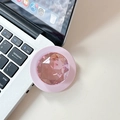 Detail van roze diamanten telefoonhouder met gefacetteerd kristal op bureau - Roze