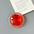 Dettaglio di un supporto per telefono magnetico di lusso con gemma rossa e bordo rosso - Magnetico-Grande Strass Rotondo-Rosso