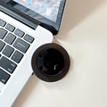 Detailopname van de zwarte telefoonhouder met geometrische diamantvorm op een wit bureau - Zwart