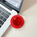 Detailopname van een rode kristallen diamanten telefoonhouder op een wit bureau - Rood
