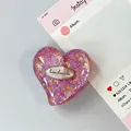 Dettaglio del supporto cuore viola per telefono con paillettes e etichetta in metallo - Stile 8