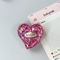 Dettaglio supporto telefono a cuore con glitter rosa e incisione handmade in argento - Stile 9