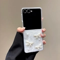 Funda brillante para Samsung Z Flip con lazos 3D blancos y perlas decorativas - Carcasa Rígida Mate - Resina con Purpurina Blanca - Tres Lazos de Perlas / Samsung ZFlip3