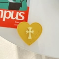 Detail der gelben Herz-Leder MagSafe Handyhalterung mit Kreuz-Relief und Ziernähten - Klebender Ständer - Gelb