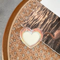 Macro del supporto per cellulare a cuore laser su vassoio in vimini con decoro cigno - Specchio a Cuore Adesivo - Laser Arcobaleno