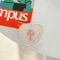 Dettaglio del supporto MagSafe in pelle a cuore con croce rosa e testo stampato - Supporto Magnetico - Bianco