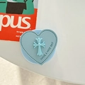 Dettaglio del supporto MagSafe in pelle blu a cuore con croce e cuciture a vista - Supporto Magnetico - Blu