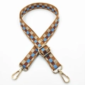 Detail eines verstellbaren karierten Taschenriemens mit glänzend goldenen Karabinerhaken - Blau Khaki