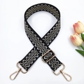 Dettaglio tracolla regolabile larga 3,8 cm con fibbia dorata e motivo geometrico - Fibbia Oro / Nero con Crema Oro
