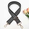 Dettaglio tracolla regolabile in tessuto da 3,8 cm con motivi geometrici e fibbie dorate - Nero con Crema Argento / Fibbia Oro