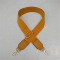 Dettaglio della tracolla intrecciata giallo senape regolabile con fibbia in metallo oro - Chiusura in Argento / Giallo