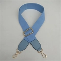 Détail de la bandoulière réglable en toile bleu clair avec des mousquetons en métal doré - Rose bonbon