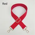 Dettaglio della tracolla per borsa rossa regolabile con ganci girevoli in metallo dorato - Chiusura in Argento / Rosso
