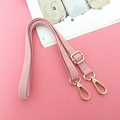 Dettaglio tracolla in tessuto rosa con ganci girevoli in oro chiaro e fibbia regolabile - Chiusura in Argento / Rosa