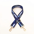 Detail van verstelbare brede schouderriem met blauw geweven patroon en gouden gespen - Breedte: 3.8cm / Blauwe Wolken